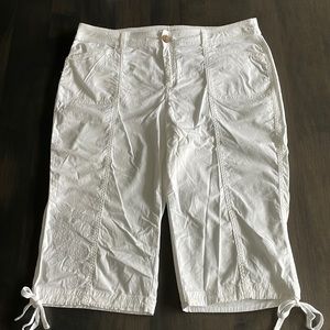 Women’s Croft & Barrow Natural Fit Stretch Capri Pants Size 14 Embroidered Leg